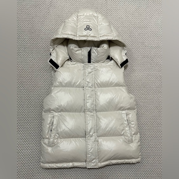 Aritzia Jackets & Blazers - Good condition Women’s size medium Aritzia TNA Super puff vest!